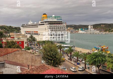 Porto di Mahon a Minorca con nave da crociera Costa Riviera ormeggiata lungo il molo Foto Stock