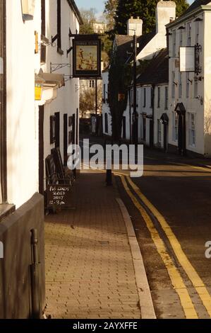 La pittoresca Bridge Street nella cittadina del Galles del Sud di Chepstow. Due belle locande (pub hotel) si trovano a cavallo della strada: I tre Tuns e il Castello di Chepstow. Foto Stock