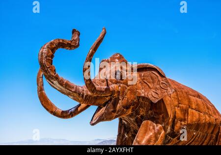 California, USA, marzo 2019, scultura in elefante metallico dell'artista Ricardo Breceda nel Parco statale del deserto di Anza-Borrego Foto Stock