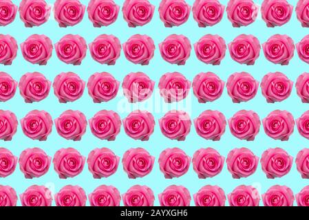 collage di rose rosse isolato su sfondo azzurro con il concetto di giorno di san valentino Foto Stock