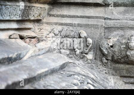 Intricate sculture sulle pareti del complesso del tempio di Angkor Wat, Siem Reap, Cambogia, Asia Foto Stock