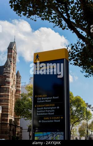 Trasporto per Londra (Tfl) leggibile cartello London Monolith Street, in Queen's Gate, Kensington, Londra Foto Stock