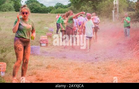 Colore gestito in aiuto di Macmillan cancro carità in Oswestry Shropshire Foto Stock