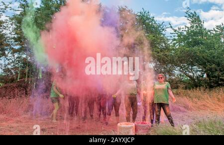 Colore gestito in aiuto di Macmillan cancro carità in Oswestry Shropshire Foto Stock