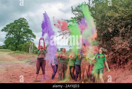 Colore gestito in aiuto di Macmillan cancro carità in Oswestry Shropshire Foto Stock