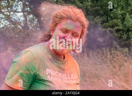 Colore gestito in aiuto di Macmillan cancro carità in Oswestry Shropshire Foto Stock