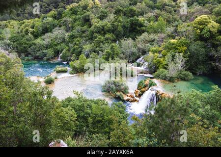 Viaggio in croazia. Bella vista su alcune cascate del fiume Krka nel parco nazionale di Krka Foto Stock