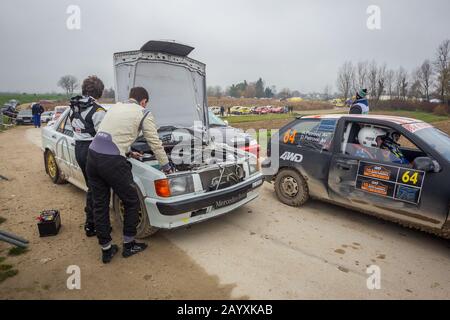 Sveta Nedjelja, Croazia - 24 Novembre 2019. I piloti che riparano la vettura durante il 10th Rally Show di Santa Domenica. Foto Stock