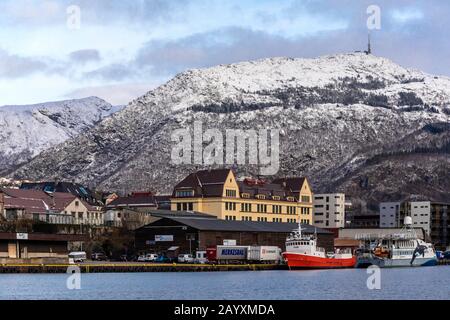 Piccola nave da carico Rani, e nave di protezione marina Miljodronningen (Miljødronningen) ormeggiata a Damsgaardsundet, nel porto di Bergen, Norvegia. Montare Ul Foto Stock