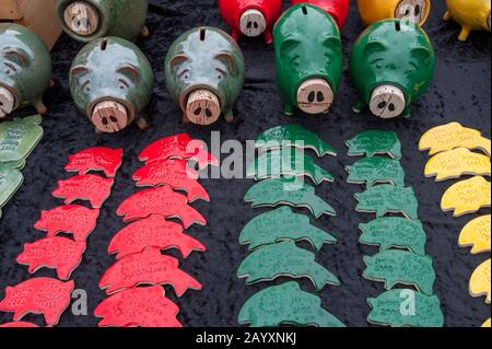 Banche piggy e piastrelle a forma di maiale per la vendita al Pike Place Market a Seattle, Washington state, Stati Uniti. Foto Stock