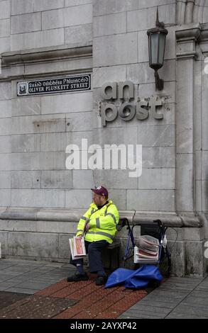 Giornale tradizionale che grida fuori dal Post Office su Oliver Plunkett Street a Cork Foto Stock