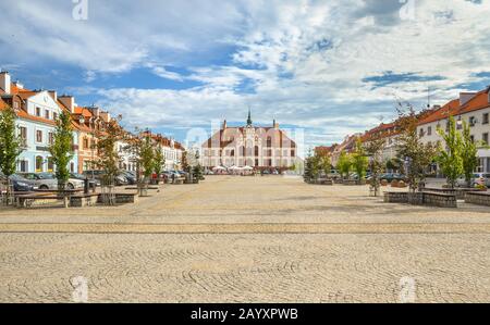 Piazza del mercato a Pisz con il municipio storico, Masuria, Polonia. Foto Stock