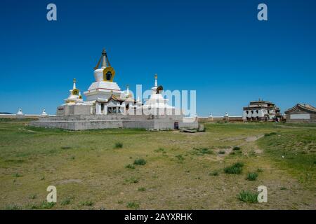 Vista dello Stupa d'oro (Altan Stupa) presso il monastero di Erdene Zuu a Kharakhorum, Mongolia, il più grande monastero della Mongolia (patrimonio dell'umanità dell'UNESCO) Foto Stock