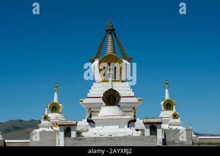 Lo Stupa d'oro (Altan Stupa) presso il monastero di Erdene Zuu a Kharakhorum, Mongolia, il più grande monastero della Mongolia (patrimonio dell'umanità dell'UNESCO). Foto Stock