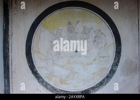 Vecchia pittura muraria sulla porta ai templi di Zuu che mostrano yng e yang, parte del complesso del monastero di Erdene Zuu a Kharakhorum, Mongolia, l Foto Stock