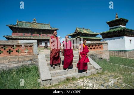 Monaci mongoli su gradini di fronte ai templi di Zuu, parte del complesso del monastero di Erdene Zuu a Kharakhorum, Mongolia, il più grande monastero della Mongolia, Foto Stock