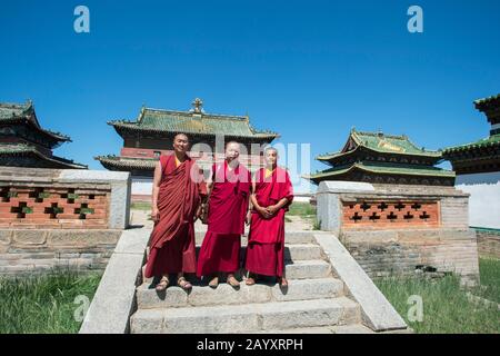 Monaci mongoli su gradini di fronte ai templi di Zuu, parte del complesso del monastero di Erdene Zuu a Kharakhorum, Mongolia, il più grande monastero della Mongolia, Foto Stock