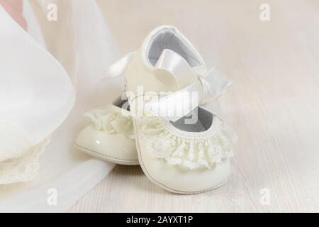 Paio di scarpe bianche per bambini. Foto Stock