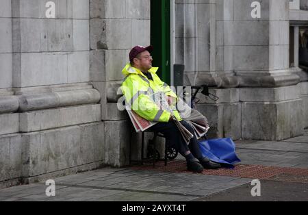 Giornale tradizionale che grida fuori dal Post Office su Oliver Plunkett Street a Cork Foto Stock