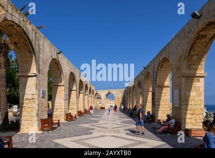 Valletta, Malta - 11 ottobre 2019: Terrazza dei giardini Barrakka superiori con colonnato, popolare attrazione della città Foto Stock