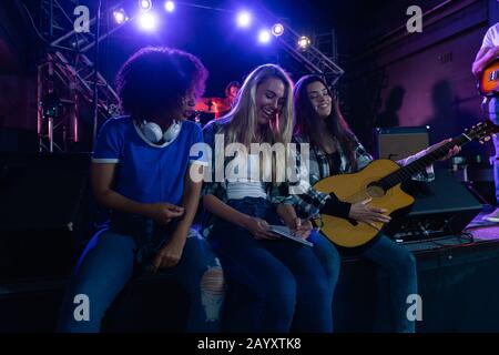 Musicisti che si divertono insieme prima di esibirsi Foto Stock