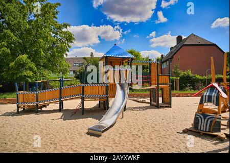 Vari giochi in legno attrezzature su un parco giochi pubblico a Berlino con tema la polizia e soccorso. Foto Stock