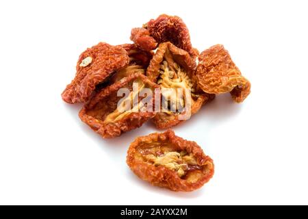 Pomodori secchi isolati su sfondo bianco Foto Stock
