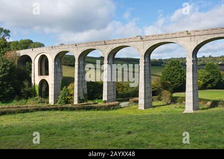 L'imponente viadotto a dieci archi di Cannington sulla disutilizzata linea di diramazione della Axminster & Lyme Regis Light Railway vicino Uplyme nel Devon orientale. Foto Stock