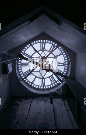 Immagine a infrarossi all'interno della torre dell'orologio di Bath Abbey, Bath, Somerset del retro dell'orologio che mostra alcuni dei meccanismi che gira le mani Foto Stock