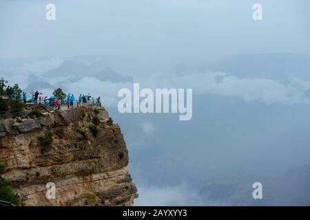 Persone al Grand Canyon South Rim vicino a Mather Point durante una tempesta, il Grand Canyon National Park nel nord dell'Arizona, Stati Uniti. Foto Stock