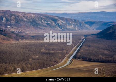 Panorama di paesaggio con vigneti e colline nella zona di Motovun. Foto Stock