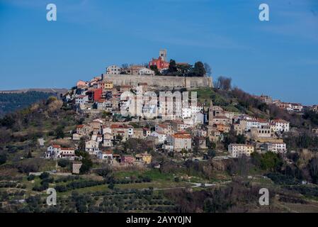 motovun è un piccolo villaggio nel centro dell'istria (istra), croazia. città contenente elementi di stile romanico, gotico e rinascimentale. Foto Stock