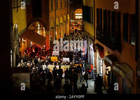 Bologna, Italia. 17th Feb, 2020. Marzo contro la reclusione dello studente egiziano dell'Università di Bologna Patrick Zaky, il 17 febbraio 2020 a Bologna, Italia. Credit: Massimiliano Donati/Alamy Live News Foto Stock