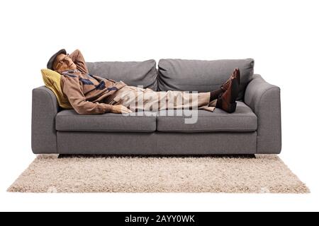 Uomo anziano che dorme su un divano isolato su sfondo bianco Foto Stock