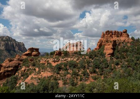Vista delle formazioni di roccia rossa da Schnebly Hill Road vicino a Sedona, Arizona, Stati Uniti. Foto Stock