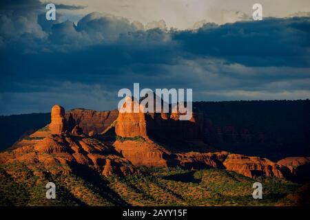 Vista delle formazioni di roccia rossa in serata a est dal sentiero dell'Airport Mesa Loop a Sedona, Arizona, Stati Uniti. Foto Stock