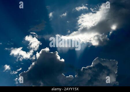 Vista del cielo serale con le nuvole dal percorso dell'Airport Mesa Loop a Sedona, Arizona, Stati Uniti. Foto Stock