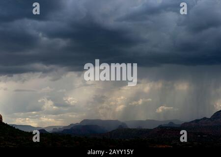 Vista dall'Airport Mesa Loop Trail a Sedona, Arizona, Stati Uniti, ovest con temporali. Foto Stock