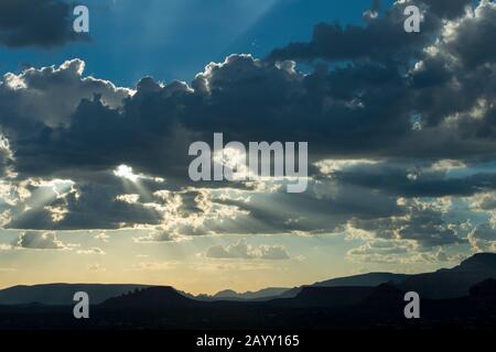 Vista del cielo serale con le nuvole dal percorso dell'Airport Mesa Loop a Sedona, Arizona, Stati Uniti. Foto Stock