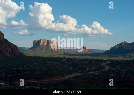 Vista di Courthouse Butte e Bell Rock Butte dal percorso del circuito di Mesa dell'aeroporto a Sedona, Arizona, Stati Uniti. Foto Stock