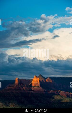 Vista delle formazioni di roccia rossa in serata a est dal sentiero dell'Airport Mesa Loop a Sedona, Arizona, Stati Uniti. Foto Stock