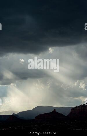 Vista dall'Airport Mesa Loop Trail a Sedona, Arizona, Stati Uniti, ovest con temporali. Foto Stock