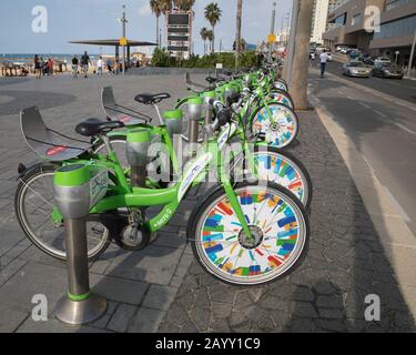 Tel-o-Fun stazione di noleggio biciclette presso la spiaggia sul lungomare di Tel Aviv in Israele. Foto Stock