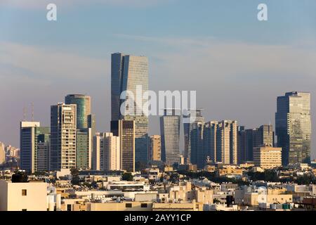 Tel Aviv, skyline di Israele con la nuova Azrieli Sarona Tower, l'edificio più alto della città, parte del Silicon Wadi di Israele. Foto Stock
