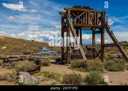 Bodie, California, Stati Uniti - 03 Giugno 2015: Città Fantasma, Bodie States Historic Park. Artefatto abbandonato.Standard consolidato stabilimento di produzione mineraria Th Foto Stock