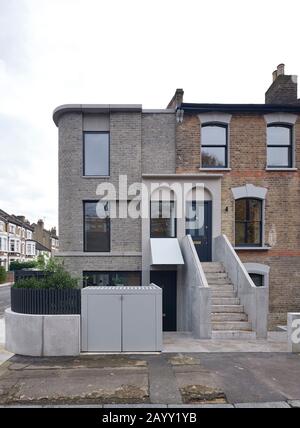 Elevazione frontale dell'edificio con nuova scala in cemento. Corner House, Londra, Regno Unito. Architetto: 31/44 Architetti, 2019. Foto Stock