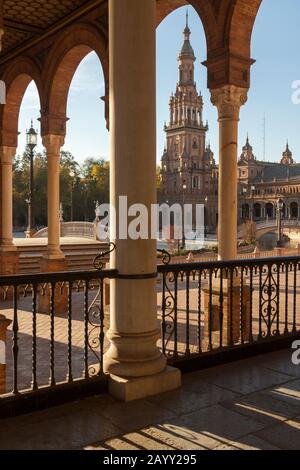 Dettagli delle colonne, dell'architettura e della decorazione di Plaza de España a Siviglia con calda luce arancione al tramonto. Foto Stock