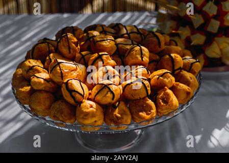 Piatto pieno di panini freddi con sciroppo di cioccolato al sole. Foto Stock