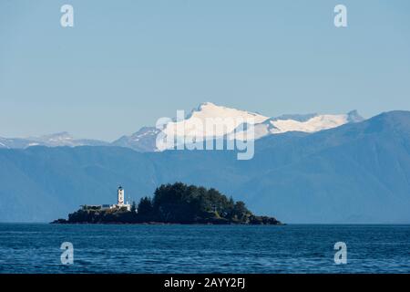 Il Faro A Cinque dita illumina i corsi d'acqua di Frederick Sound e Stephens Passage nella Tongass National Forest, Sud-est Alaska, Stati Uniti. Foto Stock