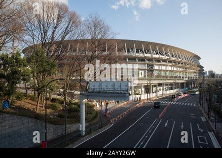 Vista del nuovo Stadio Nazionale di Kasumigaoka, Shinjuku, Tokyo, Giappone. Lo stadio sarà lo stadio principale per le cerimonie di apertura e chiusura e per gli eventi in pista e sul campo ai Giochi Olimpici estivi di Tokyo 2020 e ai Giochi Paralimpici. Foto Stock